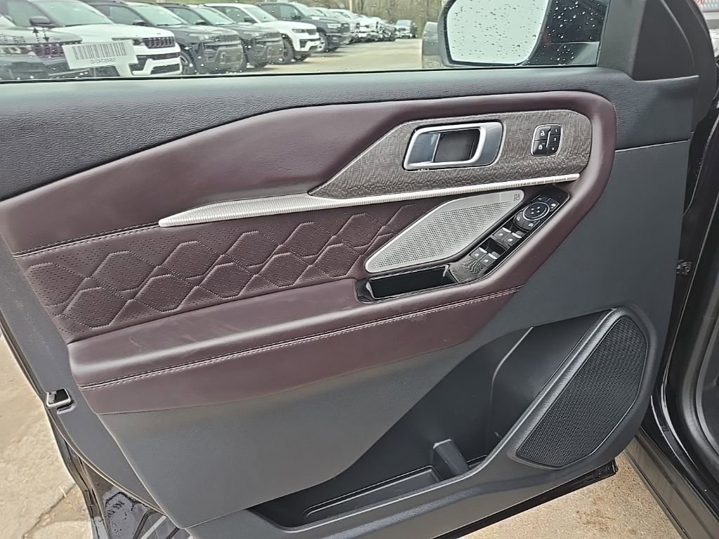 Used 2025 Ford Explorer Platinum w/ LUX Leather Package AWD/4WD image 30
