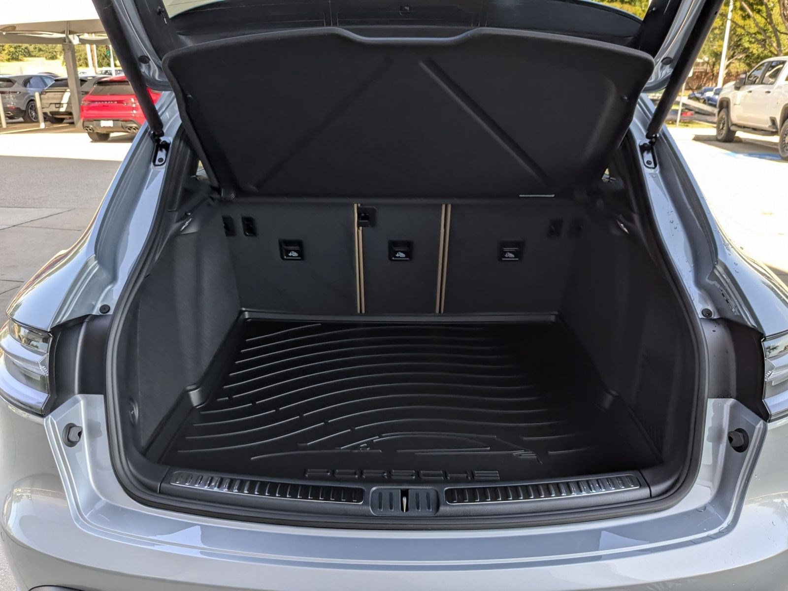 Certified 2026 Porsche Macan AWD/4WD image 23