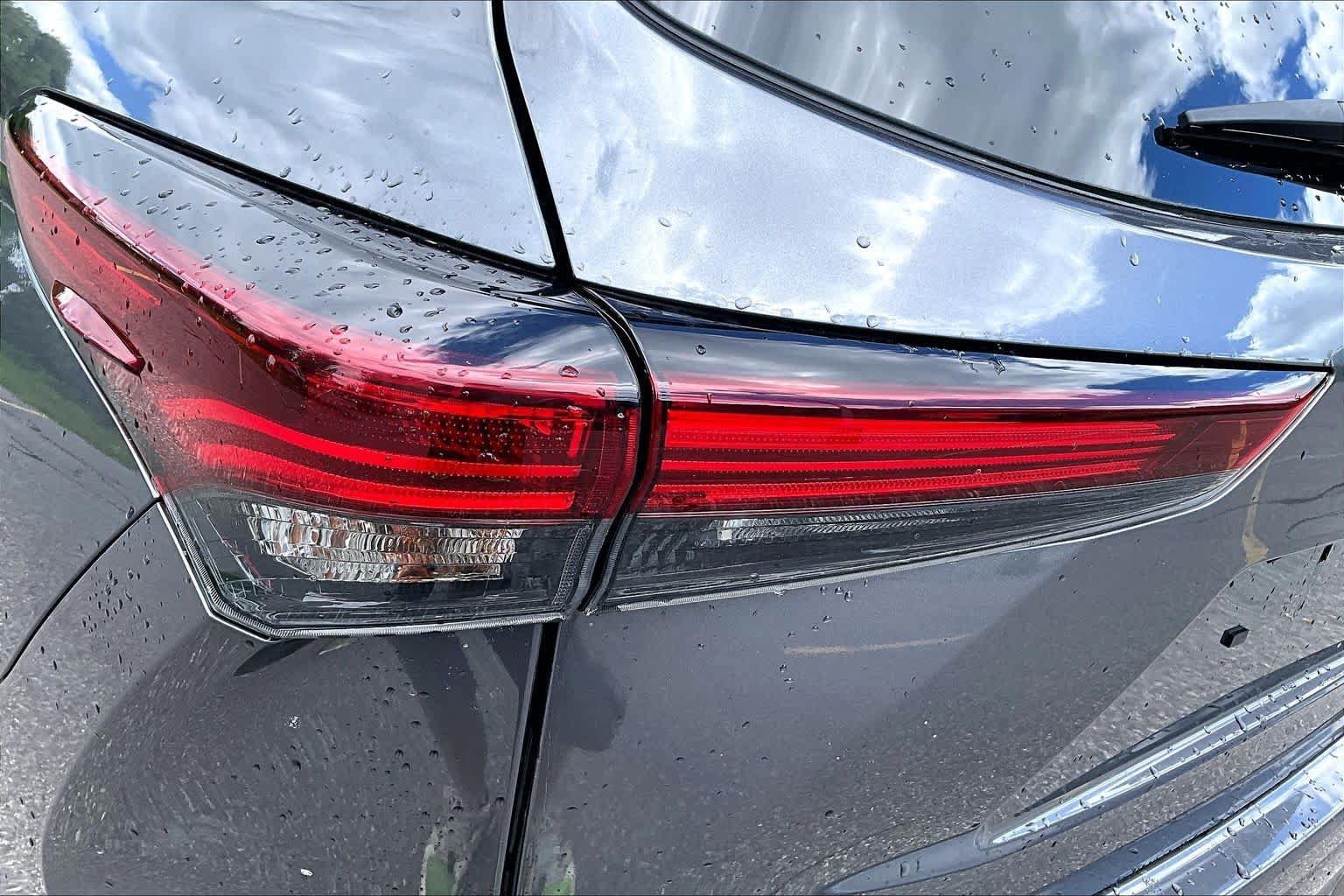 Used 2025 Toyota Highlander Limited AWD/4WD image 28