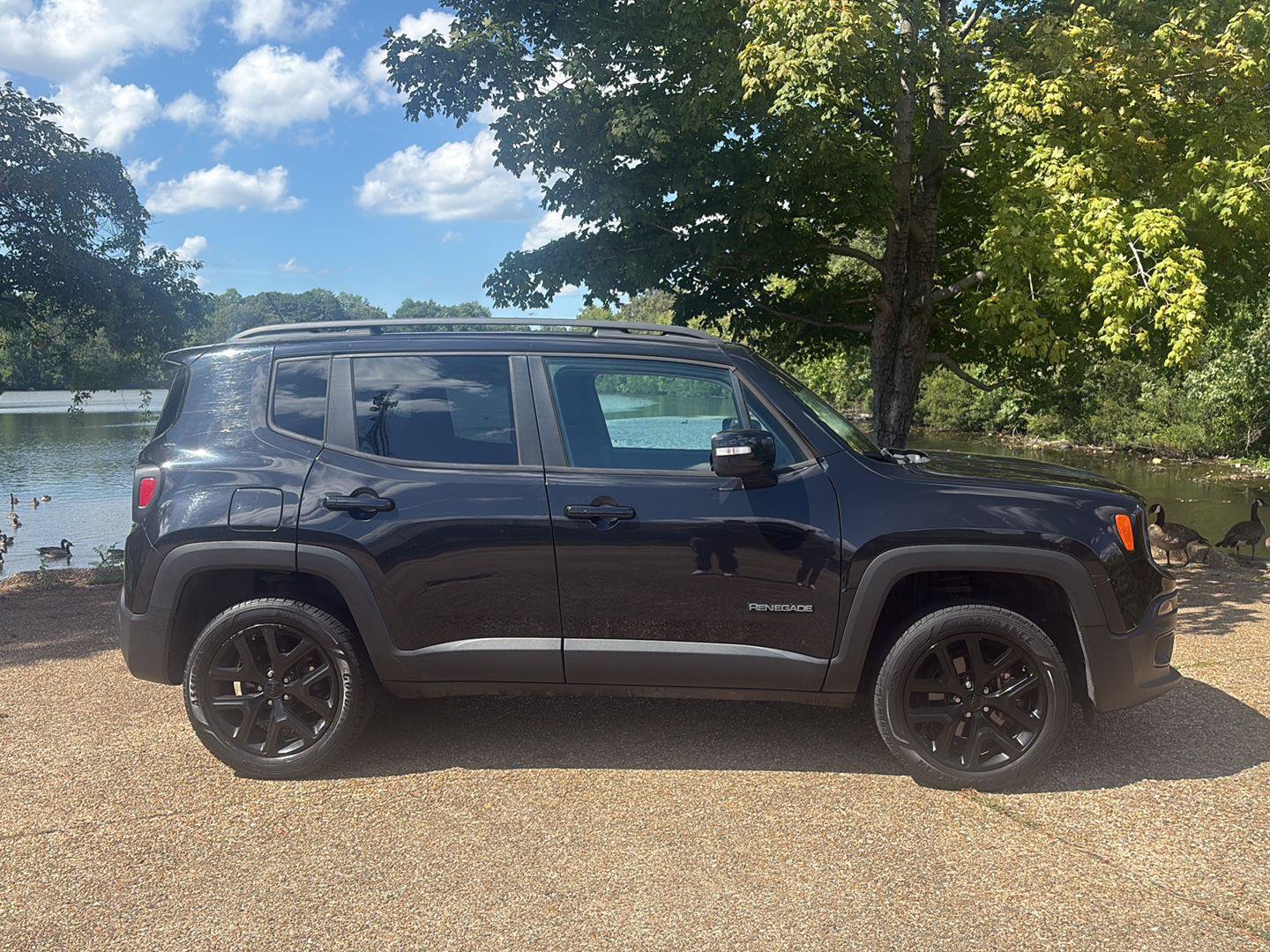 Used 2016 Jeep Renegade Latitude AWD/4WD image 3