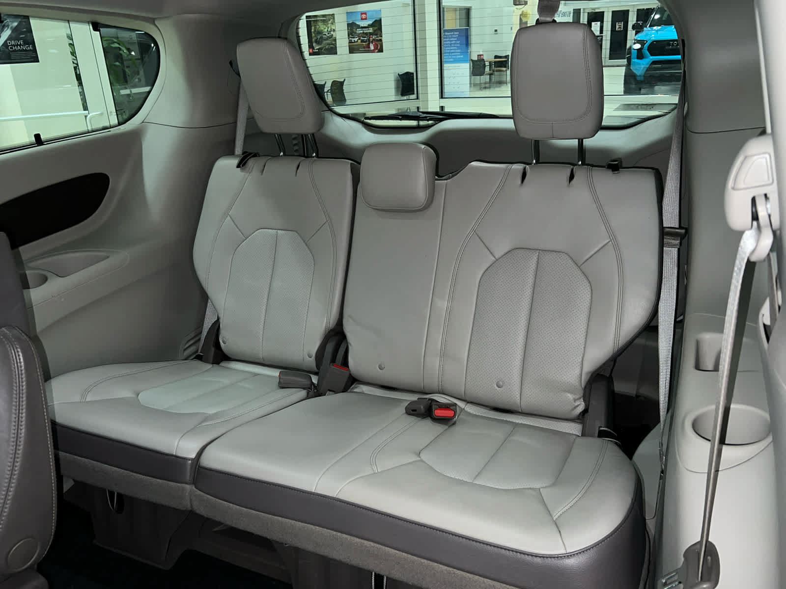 Used 2018 Chrysler Pacifica Touring-L FWD image 9