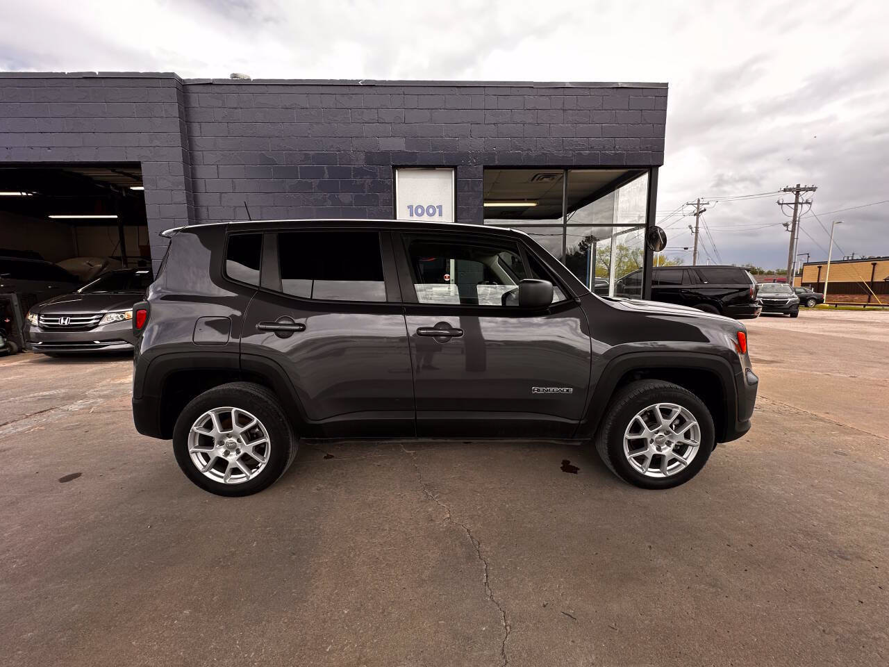 Used 2023 Jeep Renegade Latitude AWD/4WD image 9
