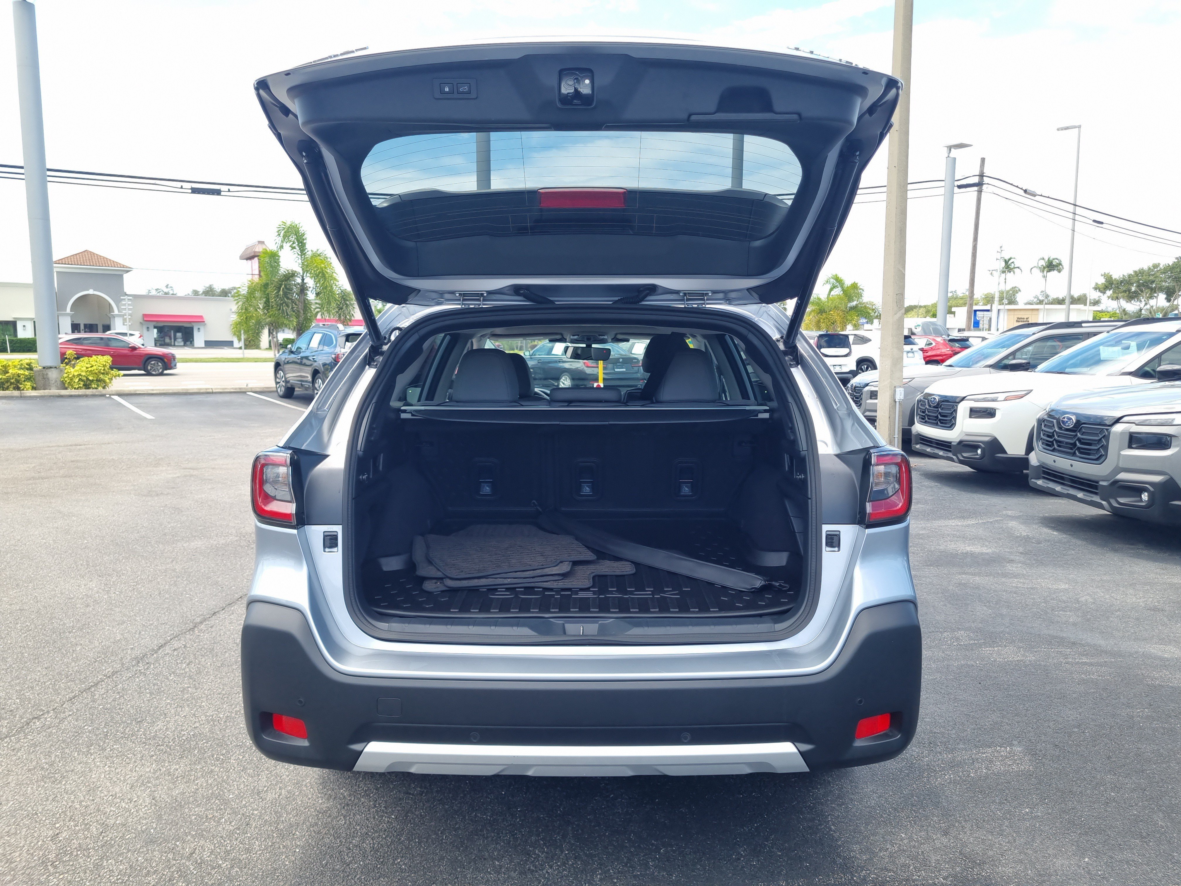Used 2025 Subaru Outback Limited AWD/4WD image 8