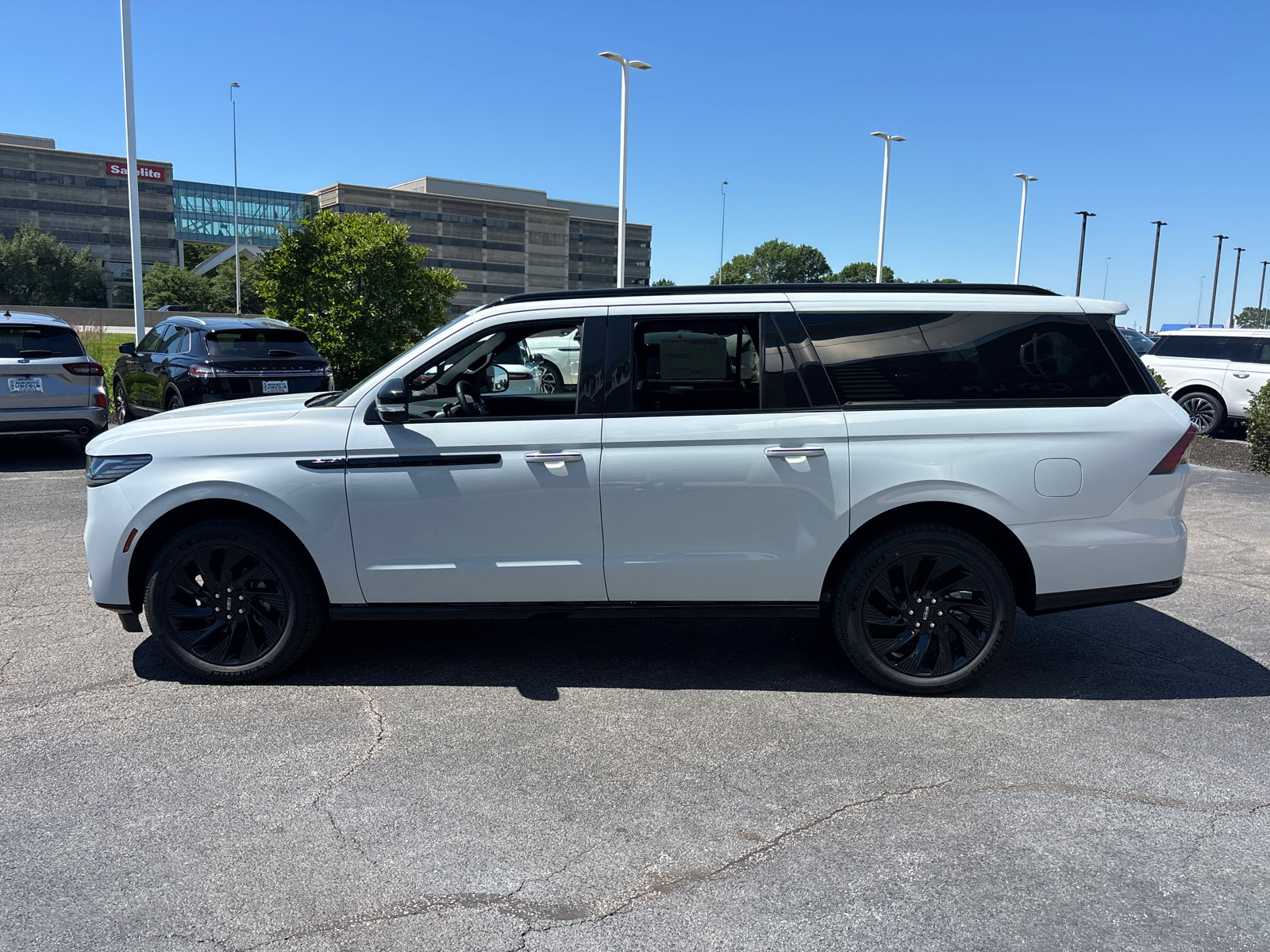 New 2026 Lincoln Navigator L Reserve w/ Jet Appearance Package AWD/4WD image 4