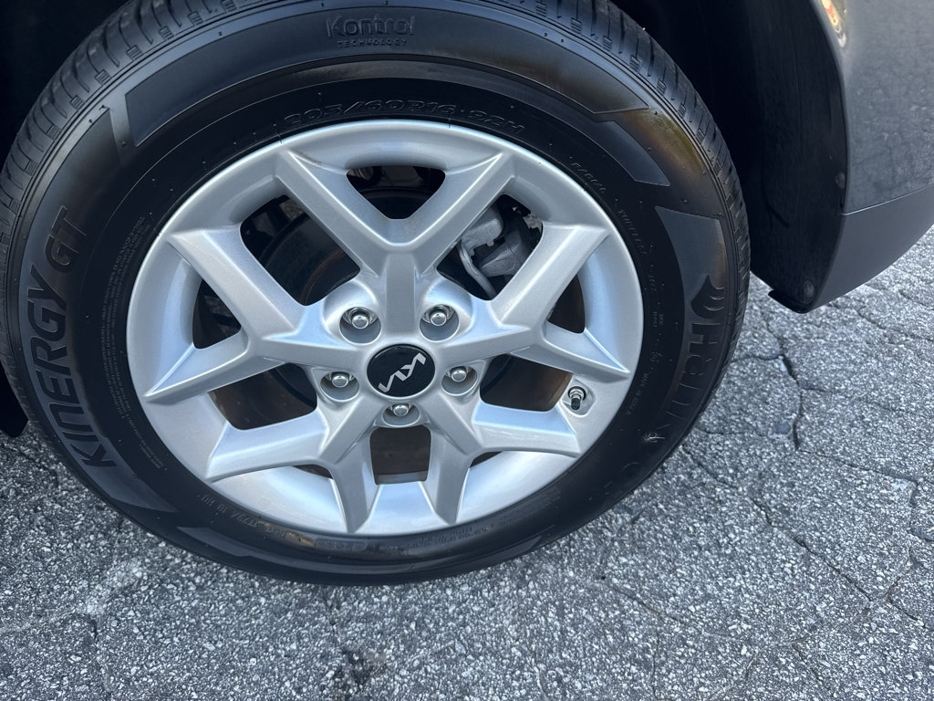 Used 2025 Kia Soul LX w/ LX Technology Package FWD image 12