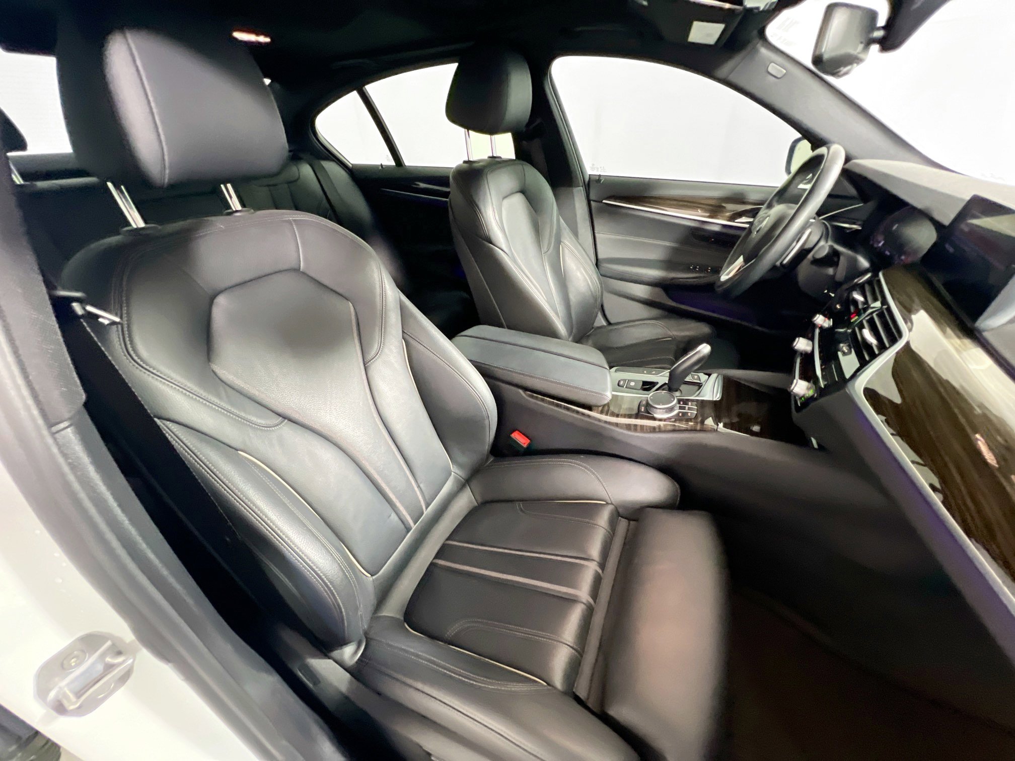 Used 2020 BMW 540i w/ Convenience Package image 31