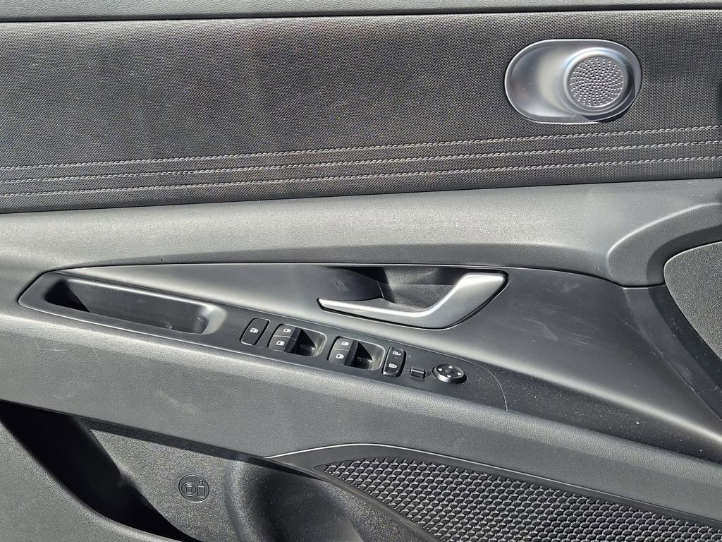 Used 2025 Hyundai Elantra SE image 17