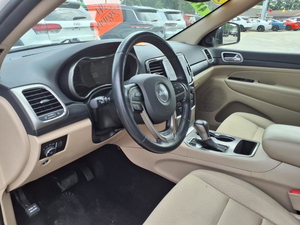 Used 2022 Jeep Grand Cherokee Laredo E AWD/4WD image 17