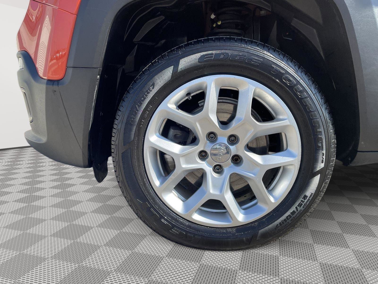 Used 2015 Jeep Renegade Latitude AWD/4WD image 17