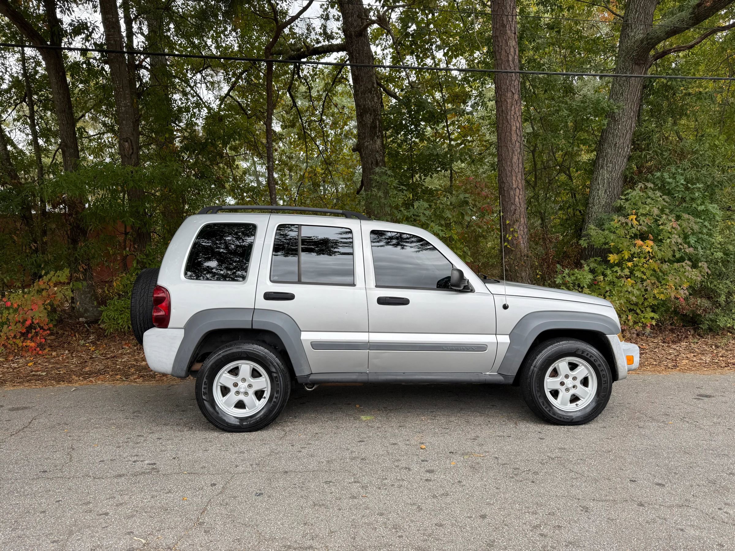 Used 2005 Jeep Liberty Sport image 9