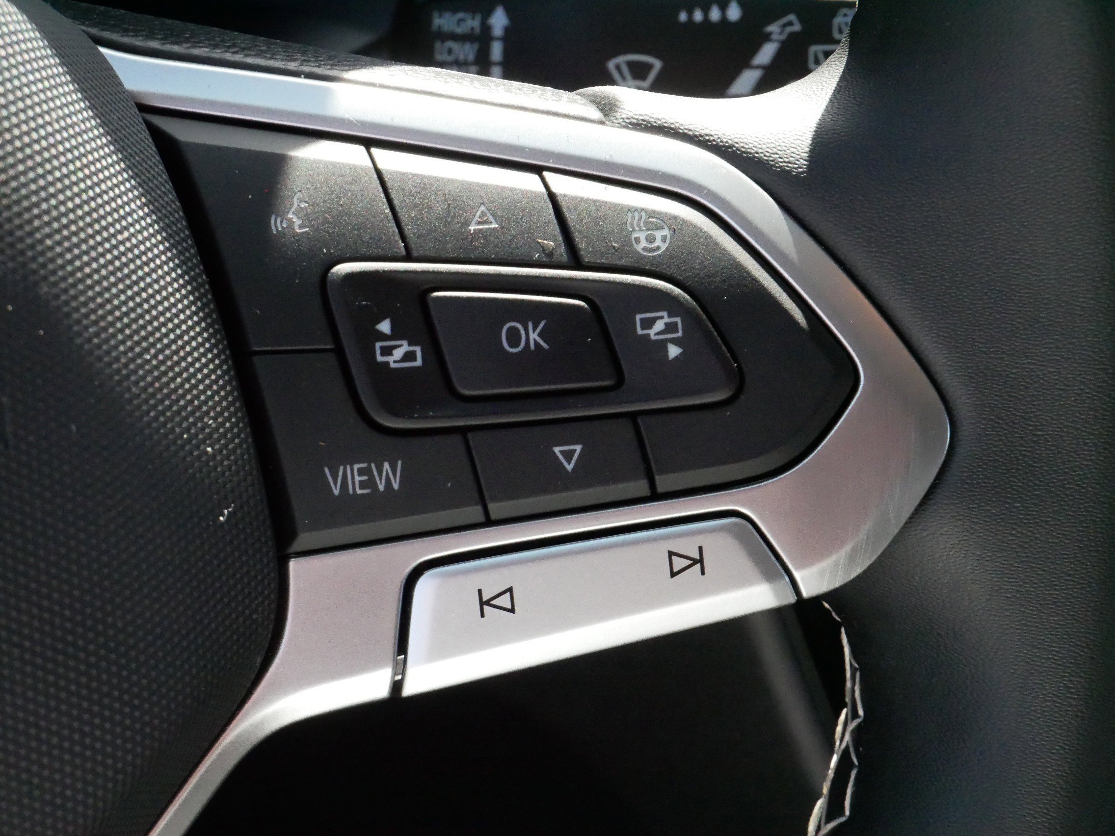 Certified 2023 Volkswagen Taos SE w/ Black Wheel Package image 25