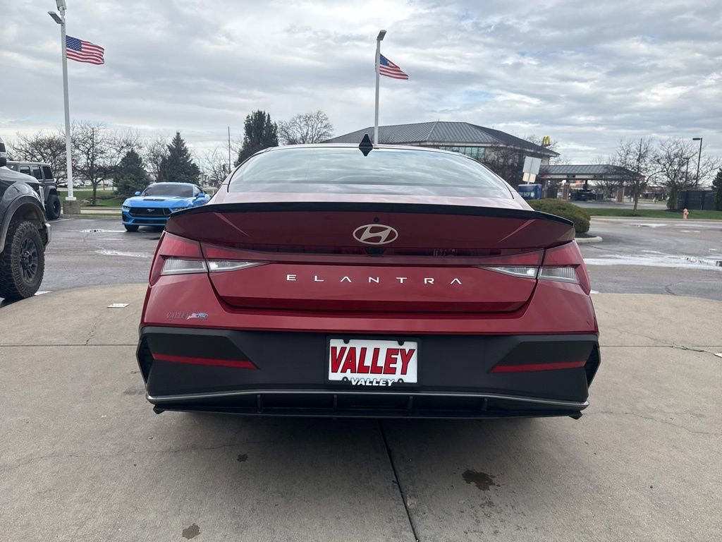 Used 2025 Hyundai Elantra Sport image 12