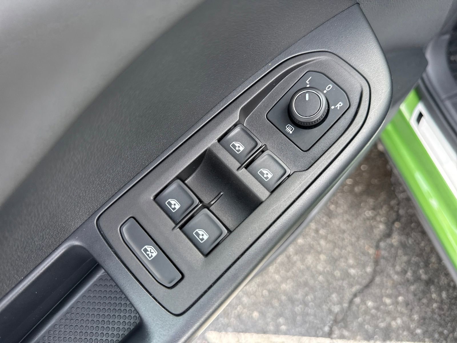 Certified 2025 Volkswagen Taos SE image 12