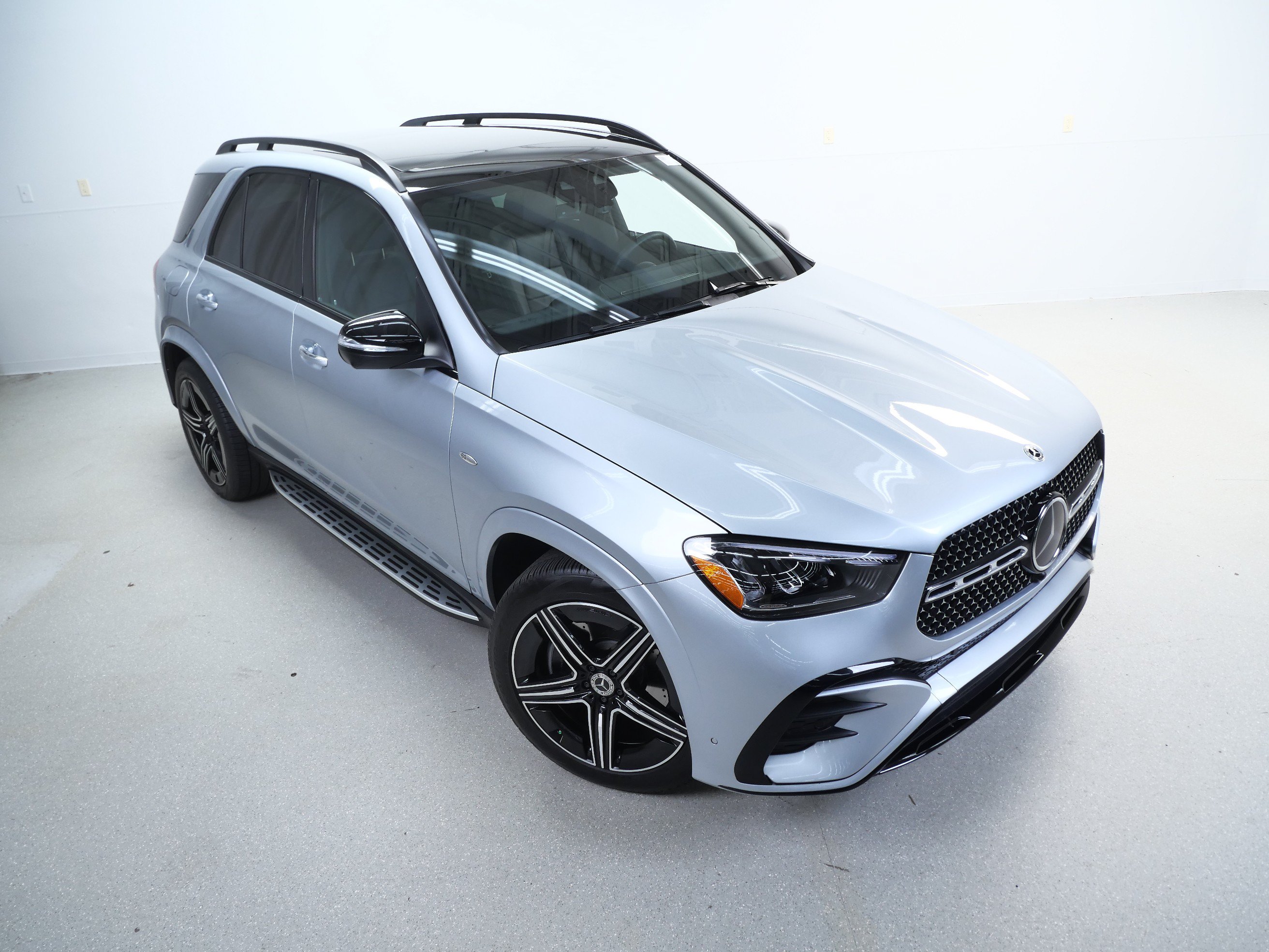 Certified 2025 Mercedes-Benz GLE 450e 4MATIC w/ AMG Line Exterior image 4