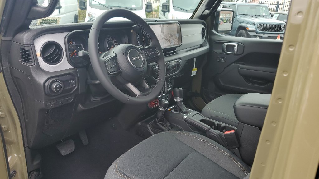 Used 2025 Jeep Gladiator Sport AWD/4WD image 18
