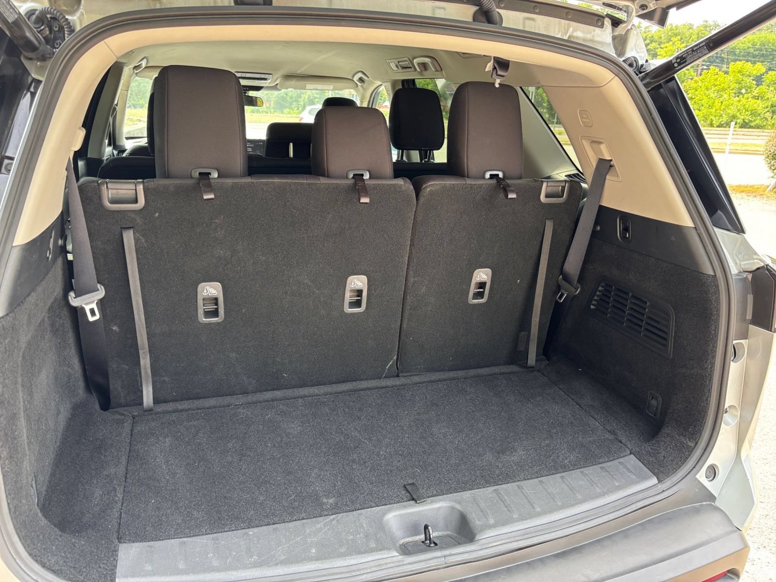 Used 2025 Nissan Pathfinder SV FWD image 29