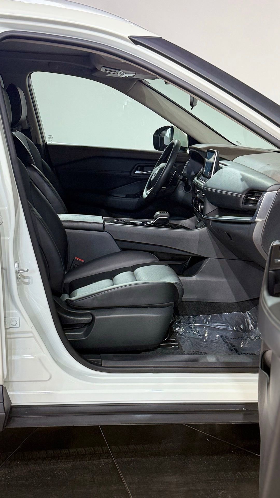 Used 2023 Nissan Rogue SV w/ SV Premium B Package image 47