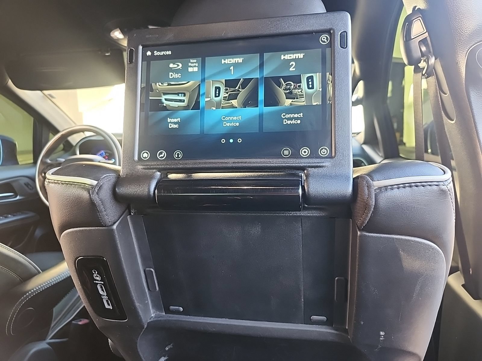 Used 2021 Chrysler Pacifica Limited w/ Uconnect Theater Family Group FWD image 22