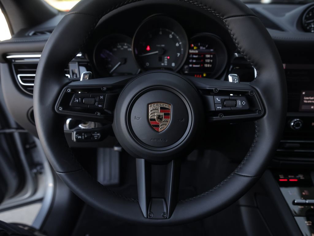 Certified 2025 Porsche Macan image 18