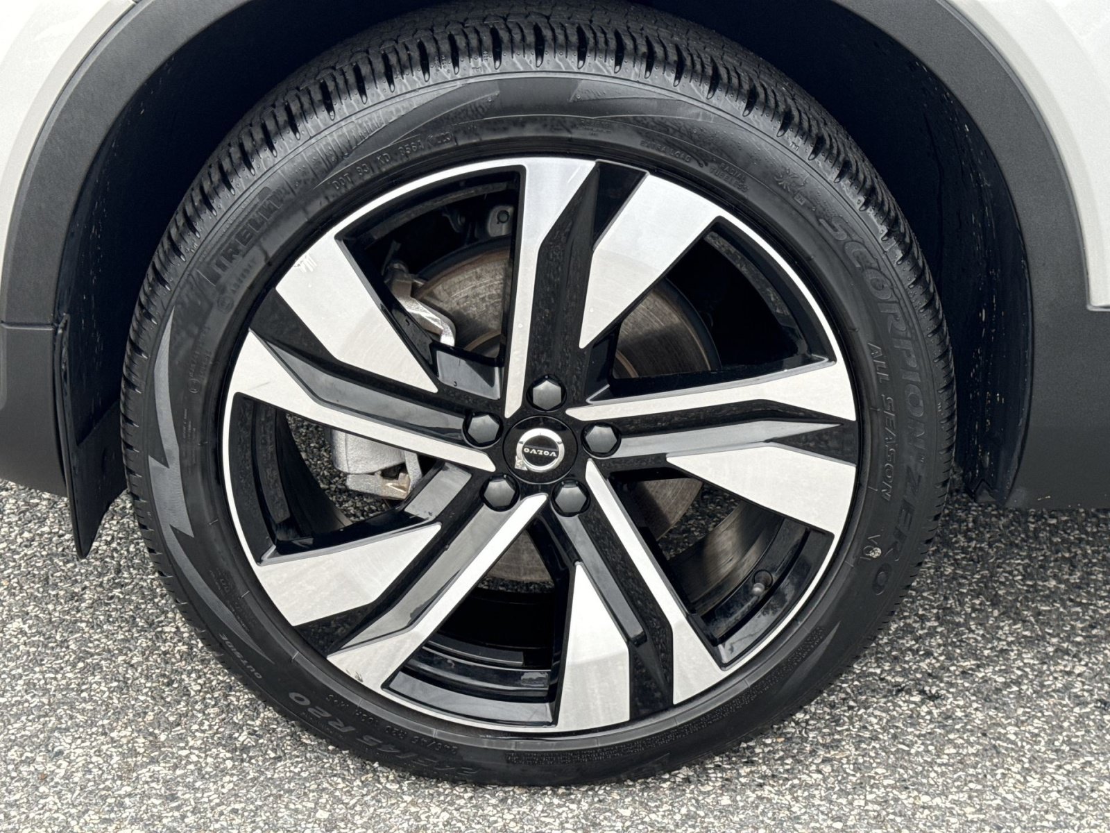 Certified 2024 Volvo XC40 B5 Plus w/ Climate Package AWD/4WD image 12