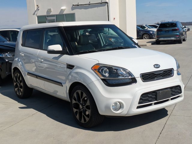 Used 2013 Kia Soul ! w/ Premium Pkg image 3