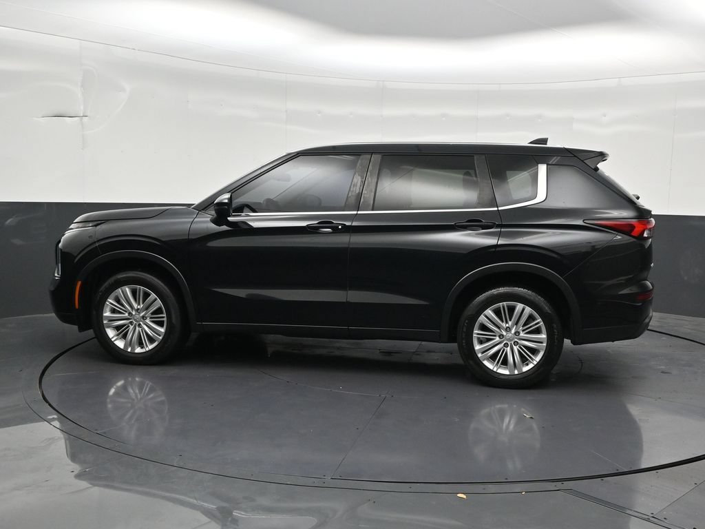 Used 2024 Mitsubishi Outlander ES FWD image 2