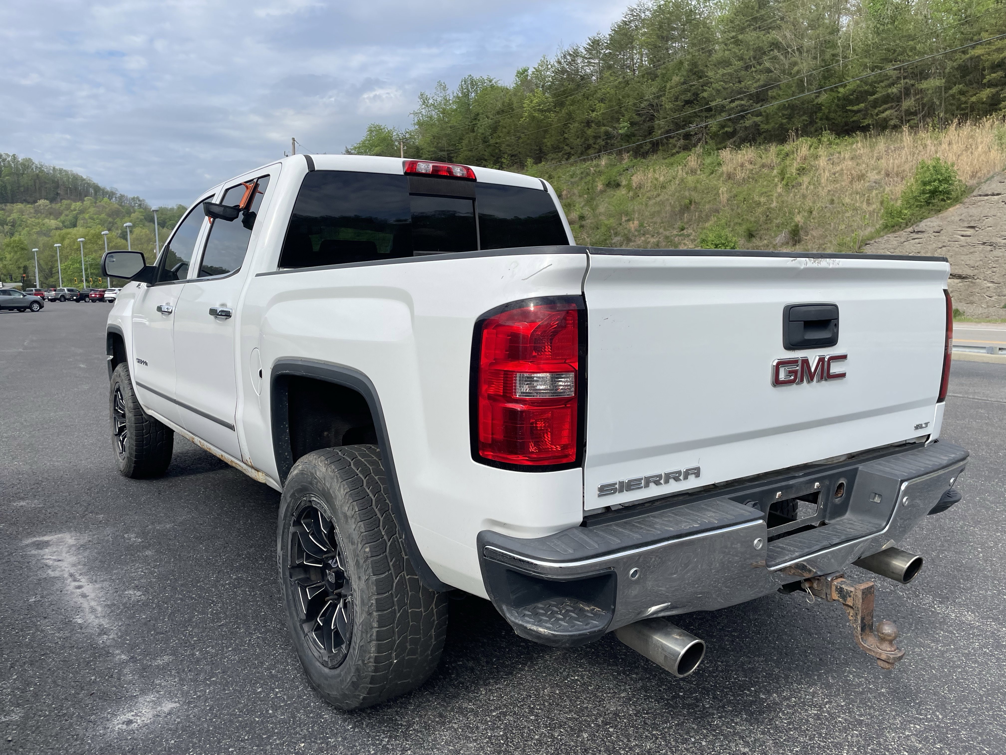 Used 2015 GMC Sierra 1500 SLT w/ SLT Crew Cab Value Package AWD/4WD image 4