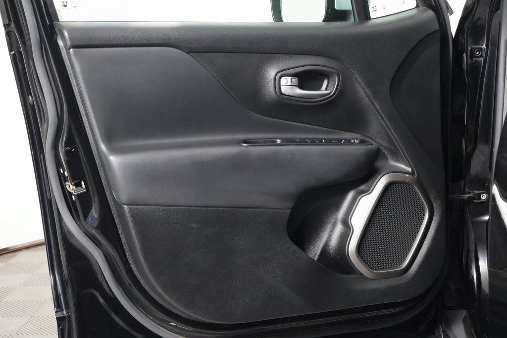 Used 2018 Jeep Renegade Limited w/ UConnect 8.4 Nav Group FWD image 12