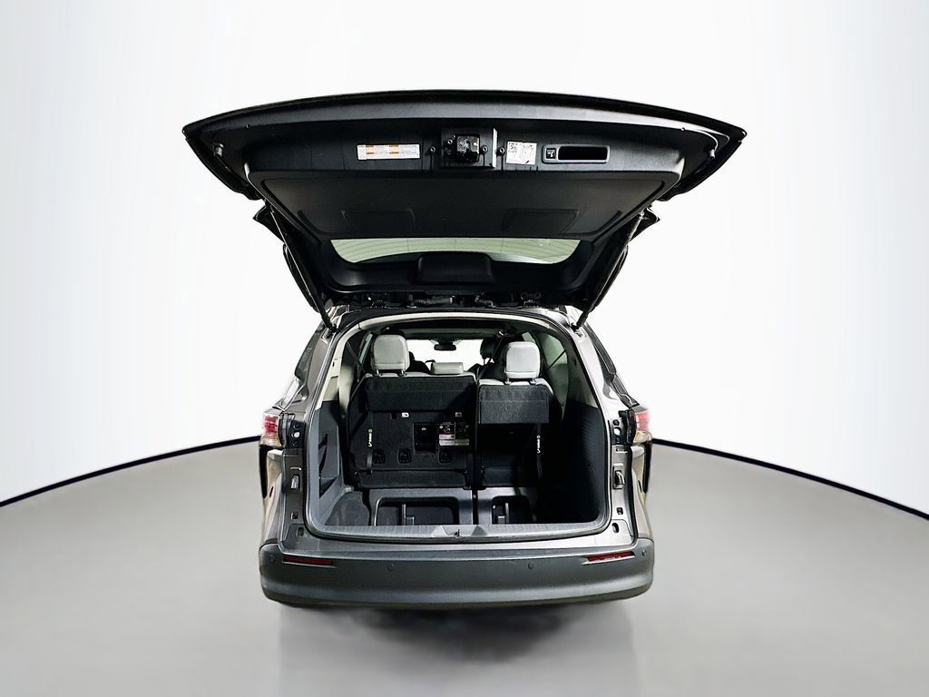 Used 2024 Toyota Sienna XLE FWD image 36