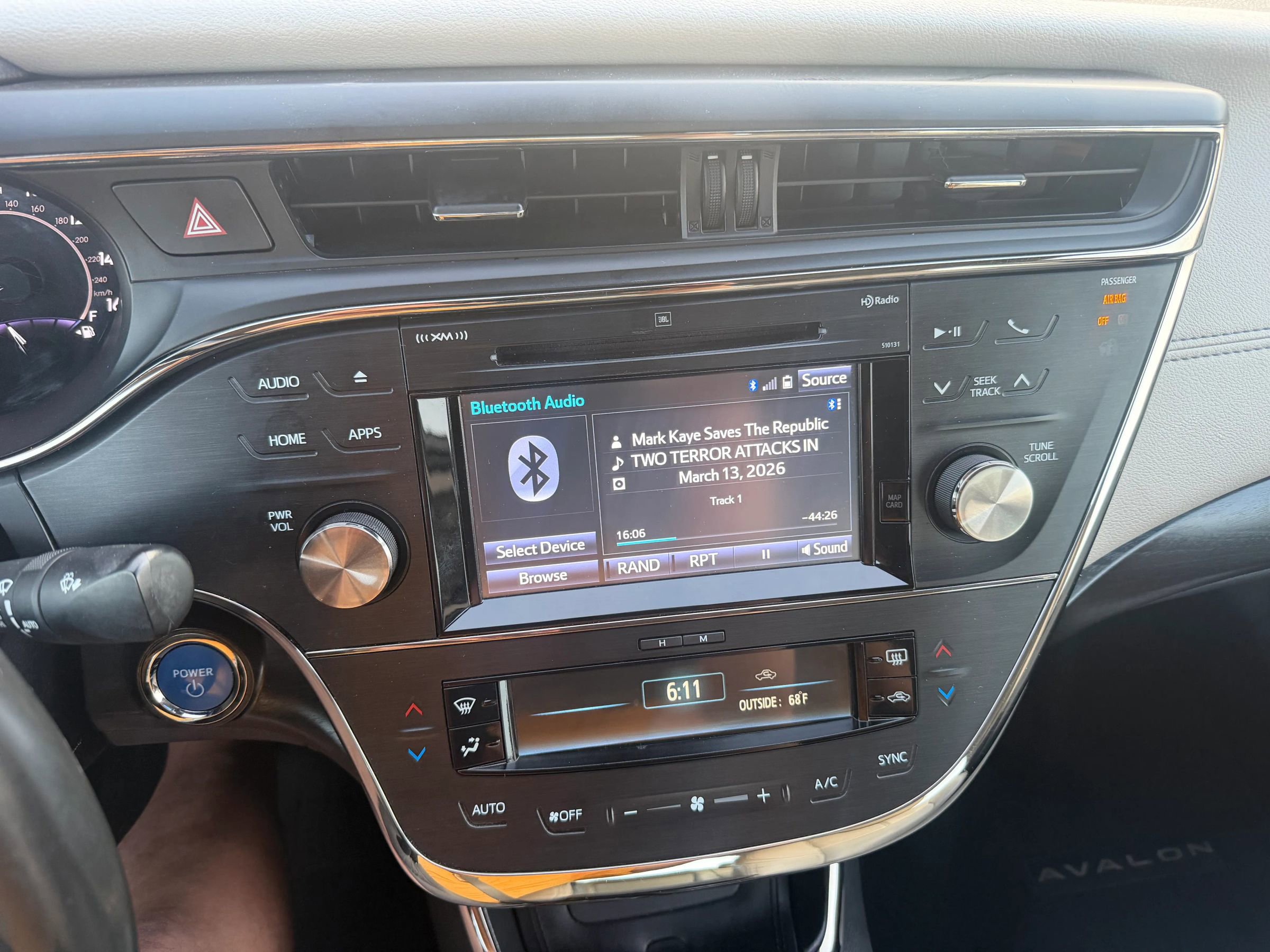Used 2018 Toyota Avalon Limited image 10
