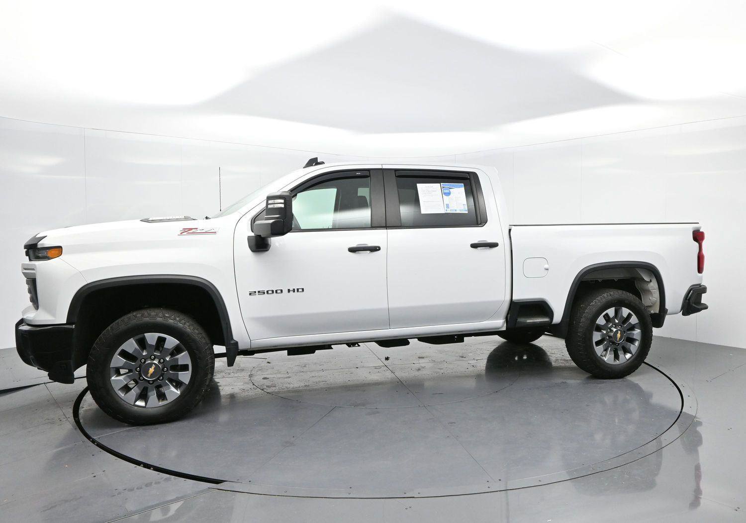 Used 2024 Chevrolet Silverado 2500 Custom w/ Custom Value Package image 4