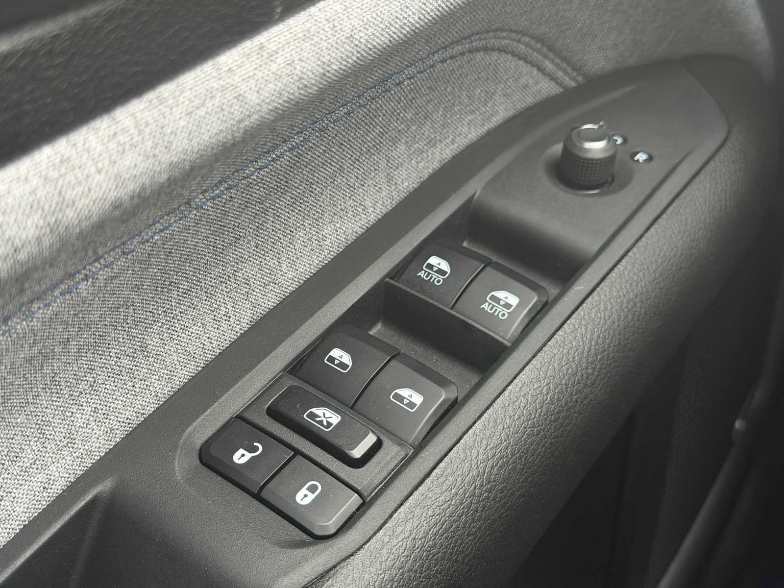 Used 2024 Jeep Compass Latitude w/ Sun and Sound Group AWD/4WD image 4