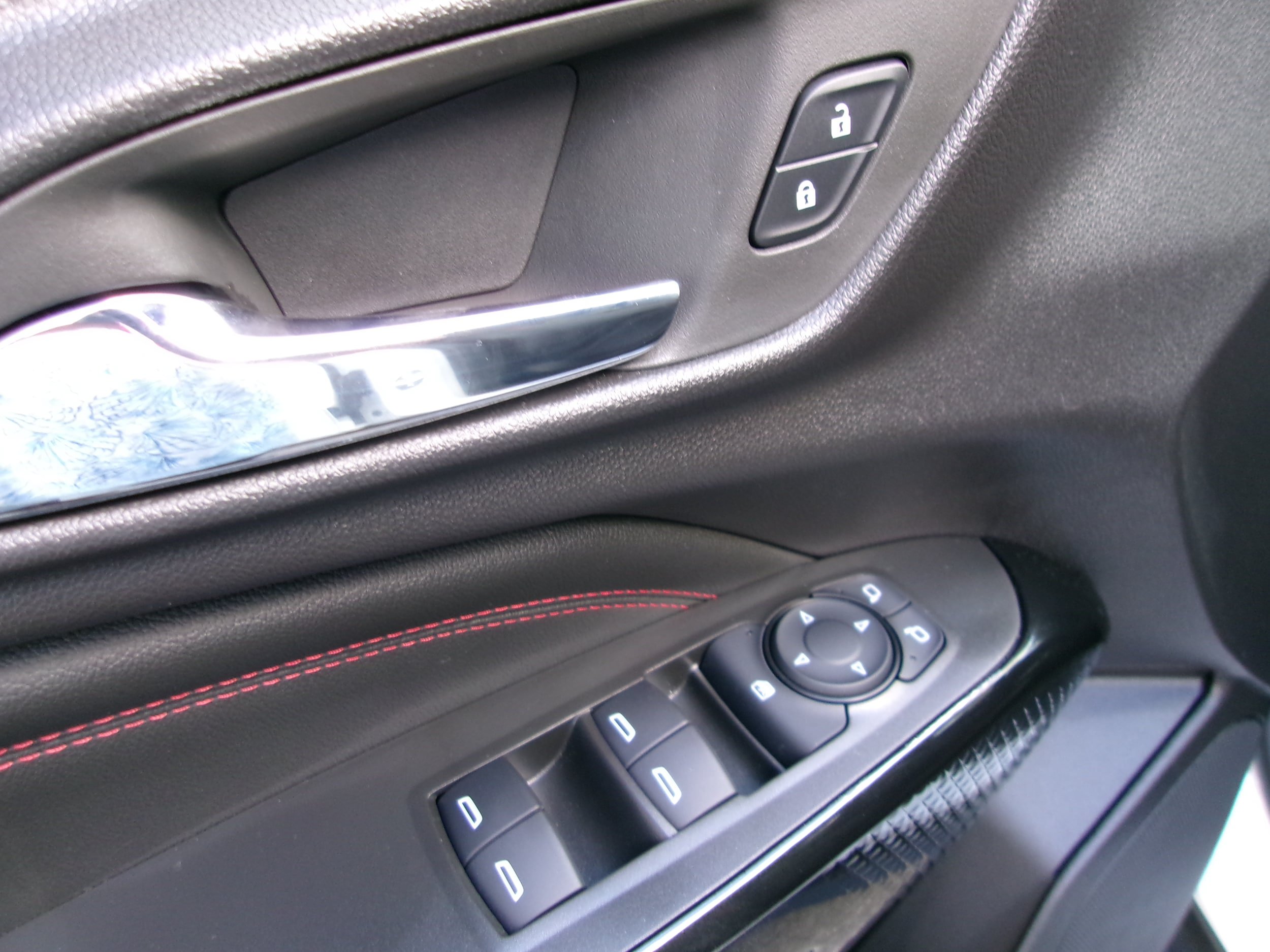 Used 2025 Chevrolet Trax RS FWD image 12