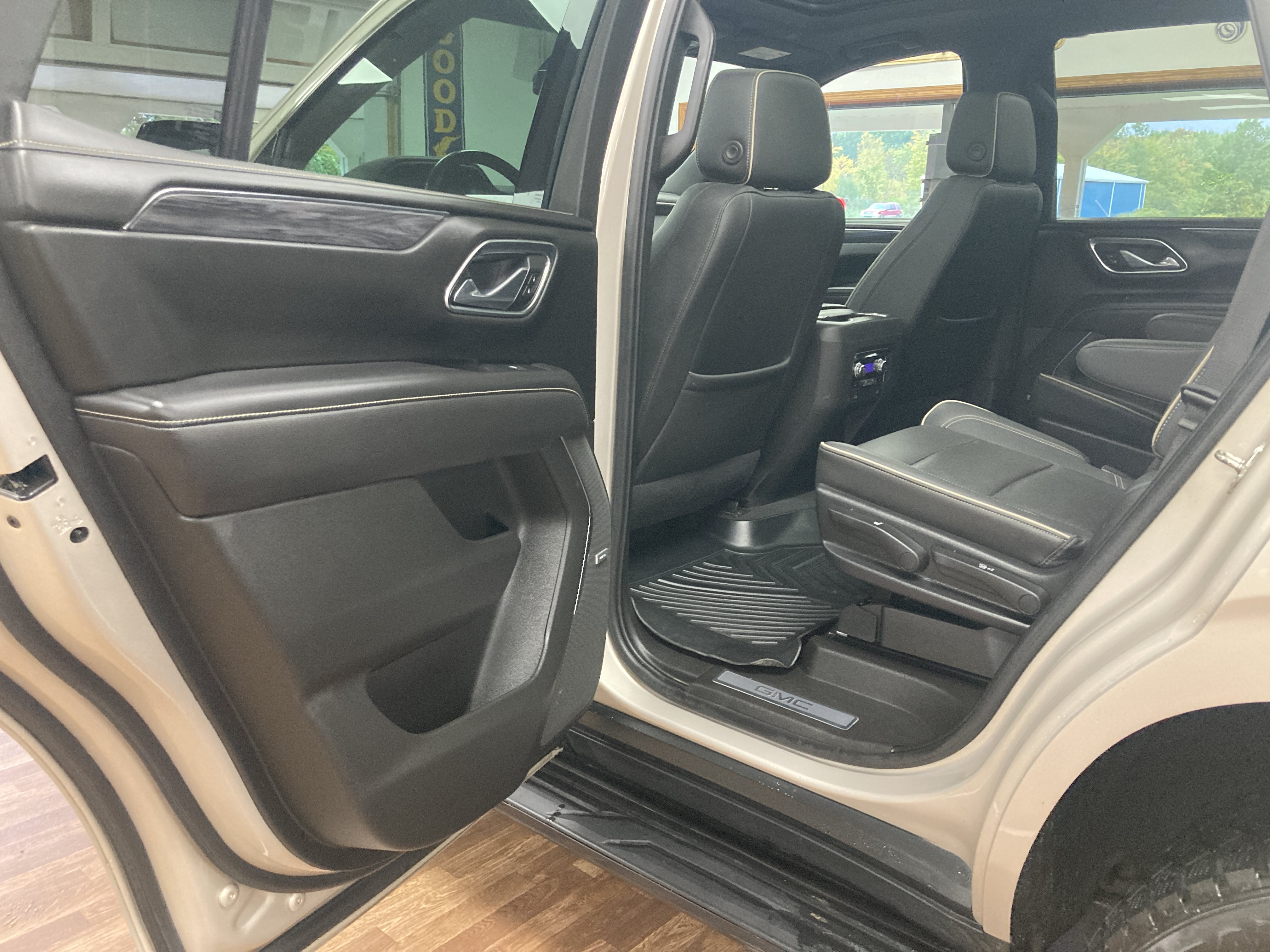 Used 2021 GMC Yukon SLT w/ SLT Premium Package AWD/4WD image 14