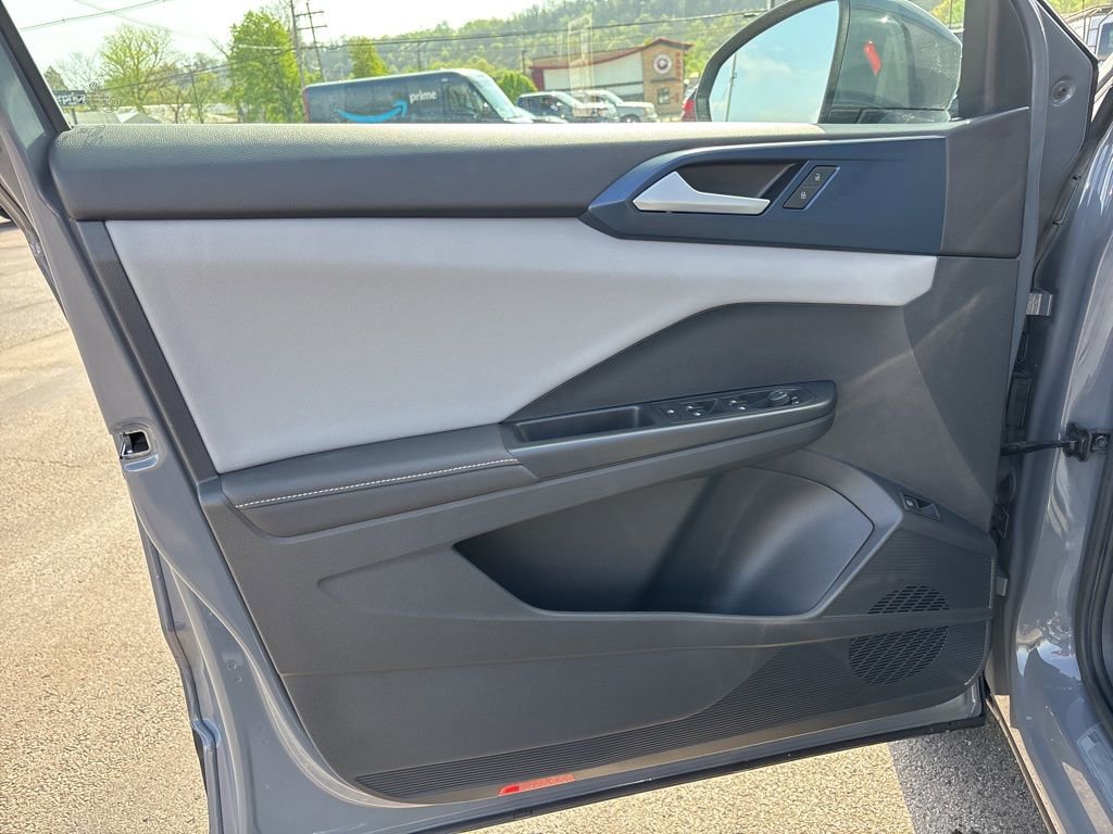 Used 2023 Volkswagen Taos SE w/ Panoramic Sunroof Package FWD image 13