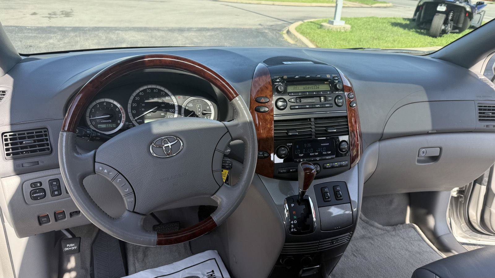 Used 2004 Toyota Sienna XLE Limited FWD image 28