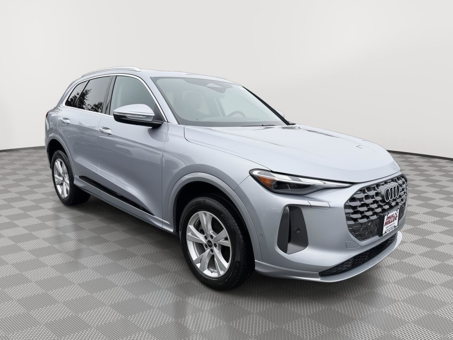 Used 2025 Audi Q5 Premium w/ Convenience Package image 3