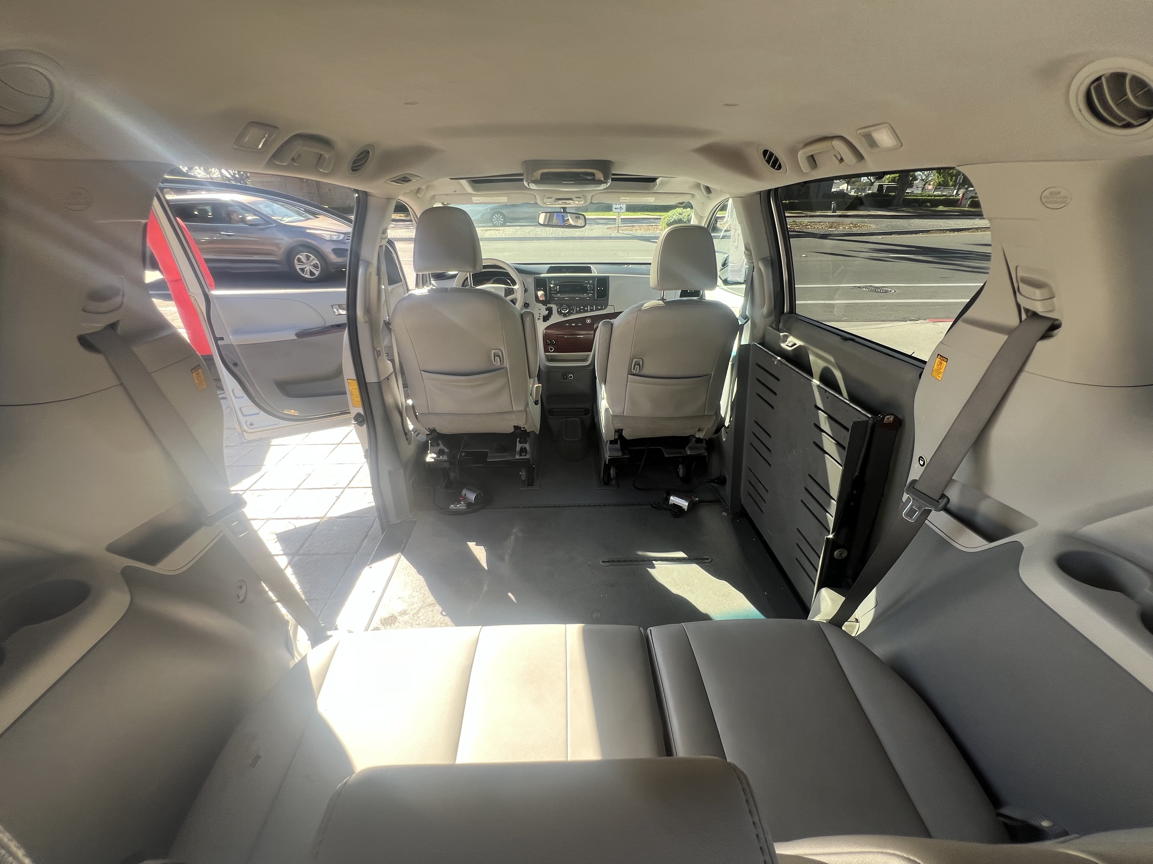 Used 2011 Toyota Sienna XLE FWD image 42