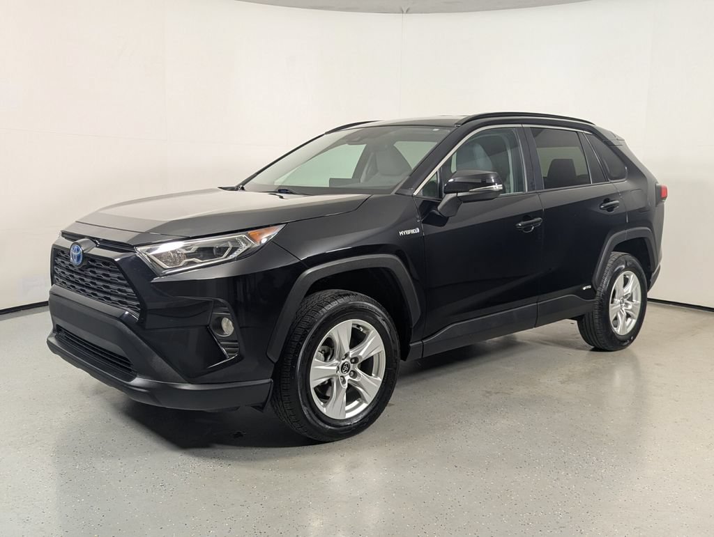 Used 2020 Toyota RAV4 XLE AWD/4WD image 3