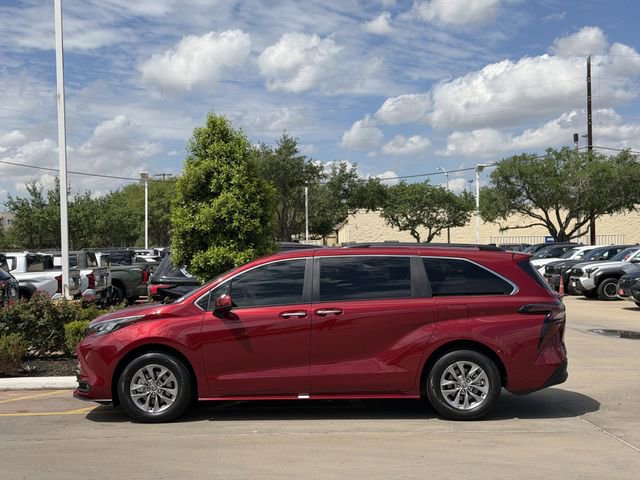 Used 2025 Toyota Sienna XLE w/ XLE Plus Package image 4