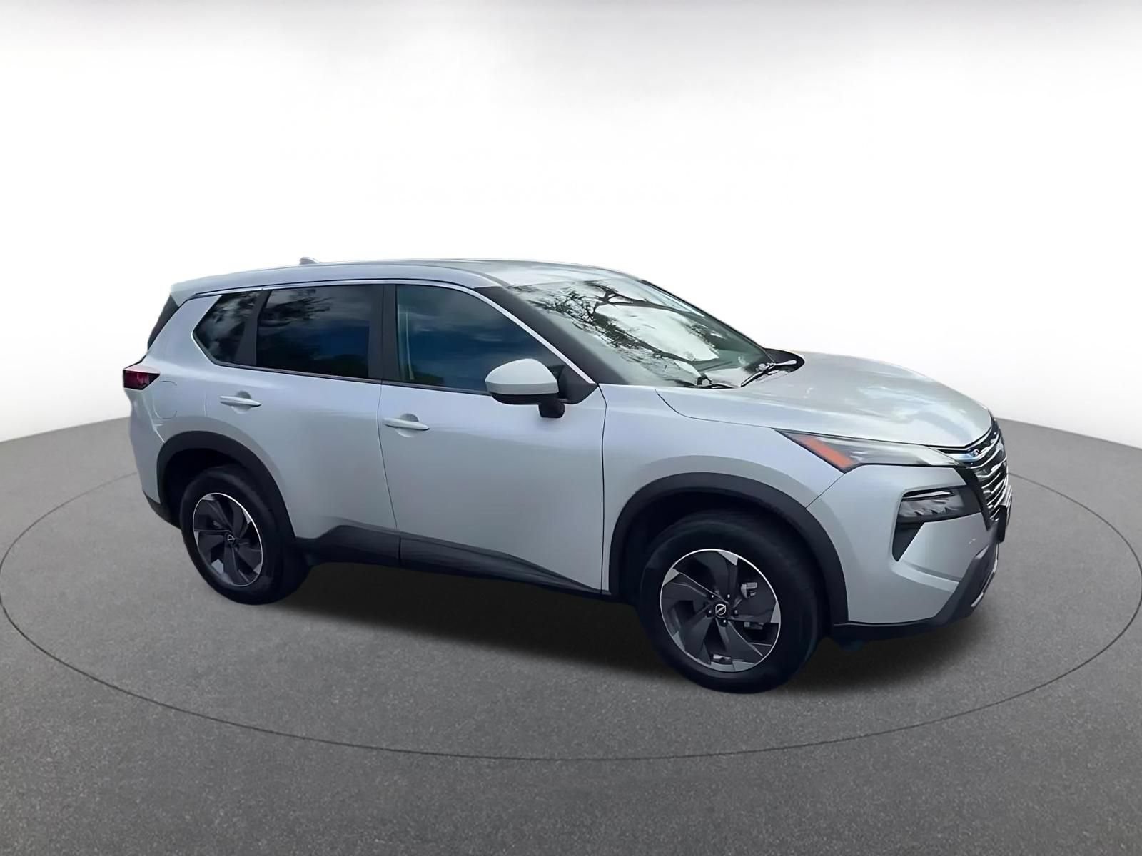 Used 2025 Nissan Rogue SV FWD image 2