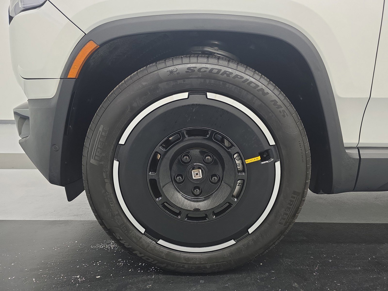 Used 2025 Rivian R1S Adventure AWD/4WD image 9