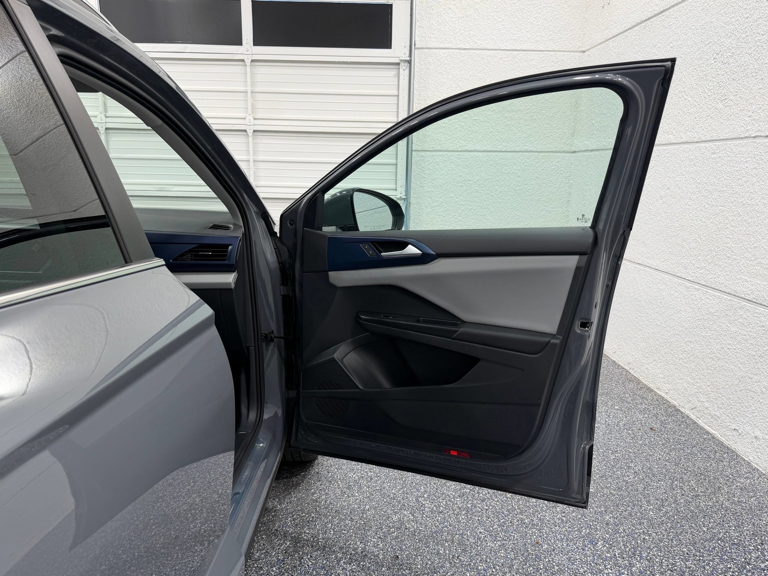 Used 2023 Volkswagen Taos SE w/ Panoramic Sunroof Package FWD image 27