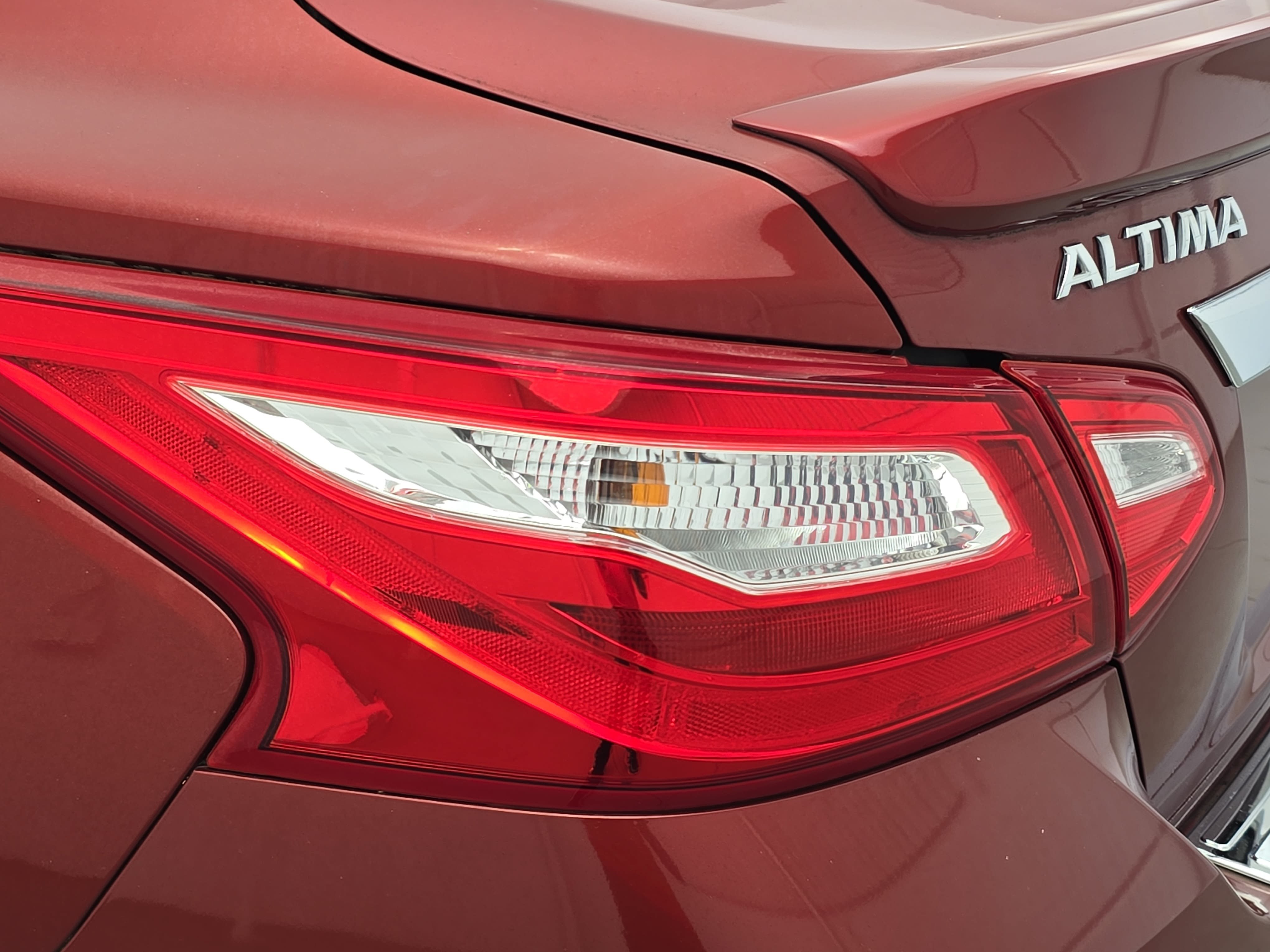 Used 2016 Nissan Altima 2.5 SR w/ Interior Lighting Package FWD image 32