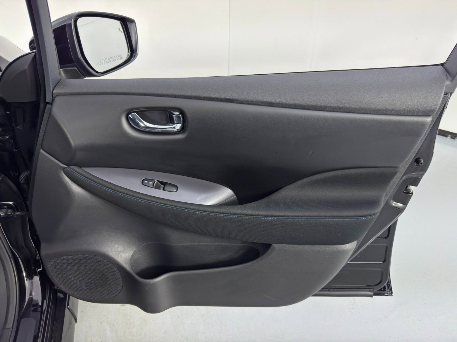 Used 2025 Nissan Leaf S image 37