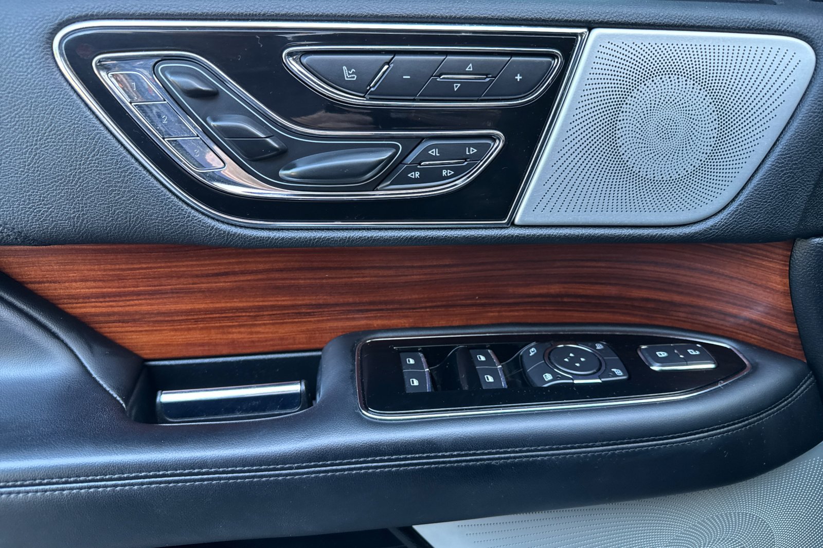 Used 2019 Lincoln Navigator L Reserve AWD/4WD image 11