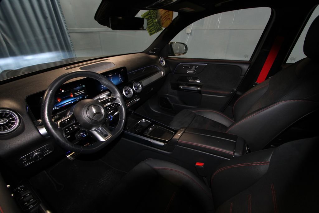 Used 2025 Mercedes-Benz GLB 35 AMG 4MATIC image 2