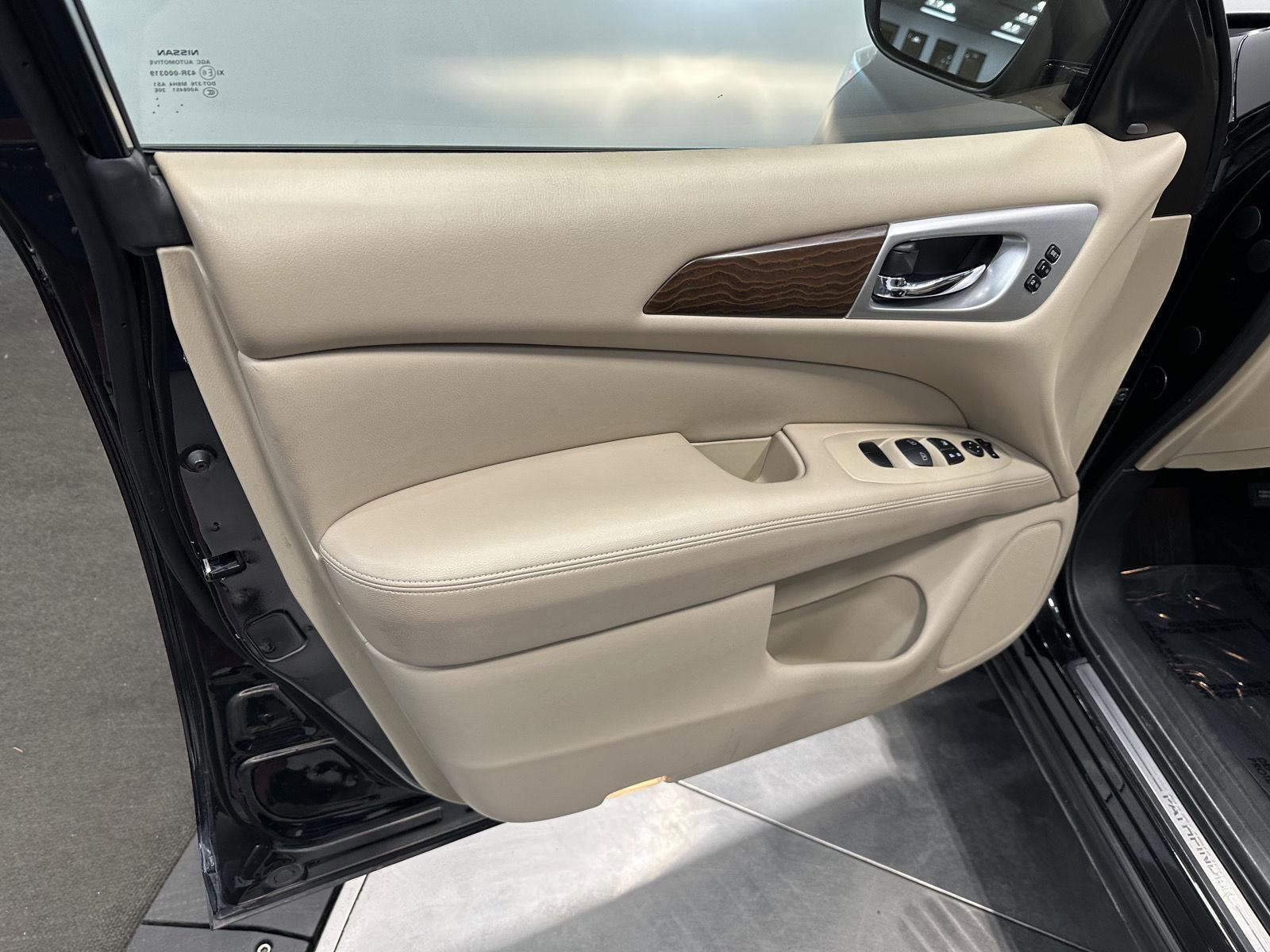 Used 2019 Nissan Pathfinder Platinum image 10