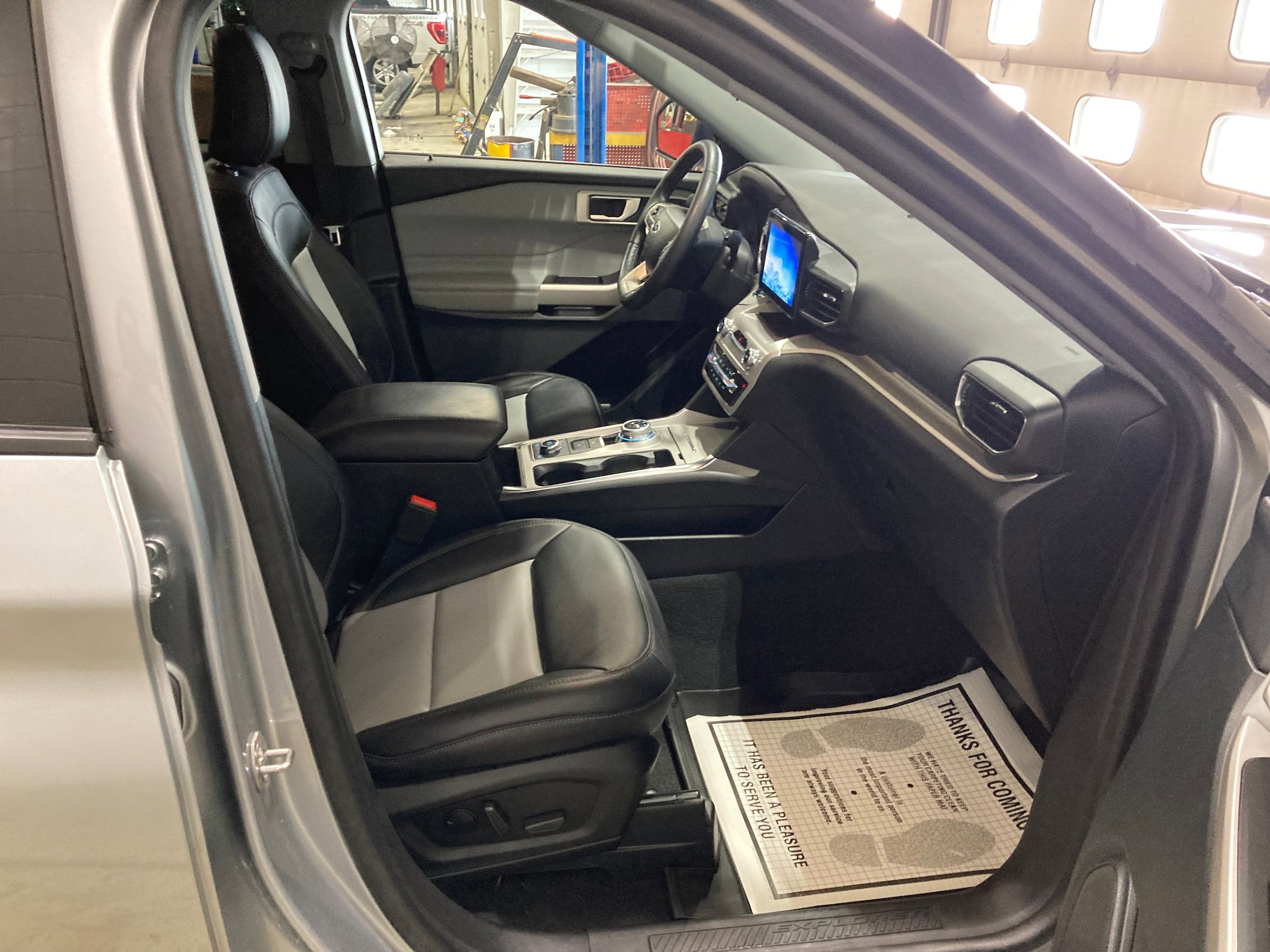 Used 2023 Ford Explorer XLT w/ Equipment Group 202A image 4