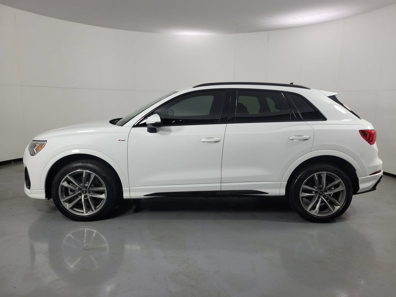 Used 2023 Audi Q3 2.0T Premium w/ Black Optic Sport Package AWD/4WD image 2